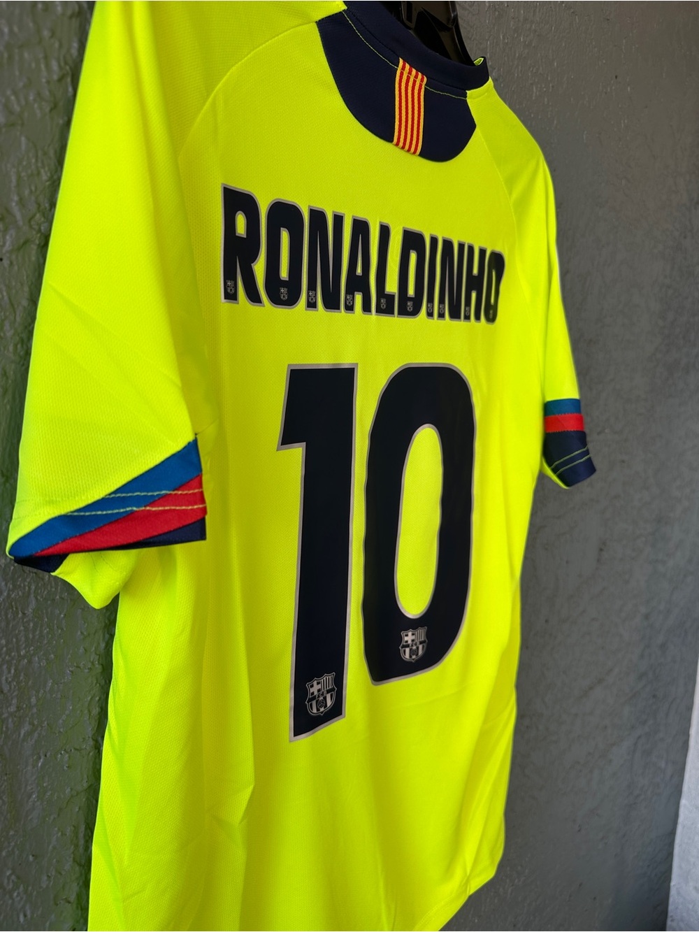 Ronaldinho Barcelona 2005/06 Yellow Retro Jersey Men Size - Picture 3 of 3